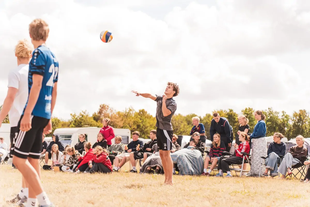 Volleyball og aktivitet på Hjallerup Bibelcamping