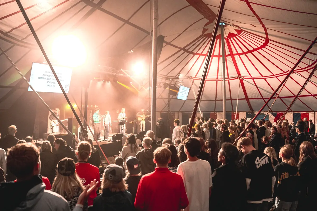 Fælles møde og lovsang på Hjallerup Bibelcamping